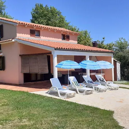 Dom wakacyjny Tranquil In With Swimming Pool Pula