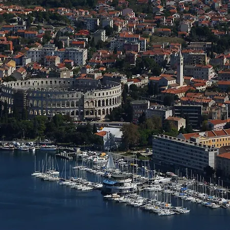 Charming Pool Near Σπίτι διακοπών Πούλα