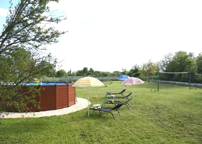 Charming Pool Near Feriehus Pula