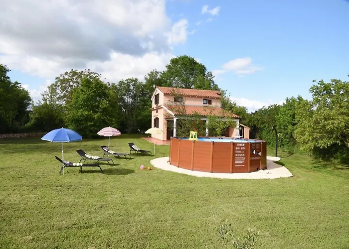 Feriehus Charming Pool Near *