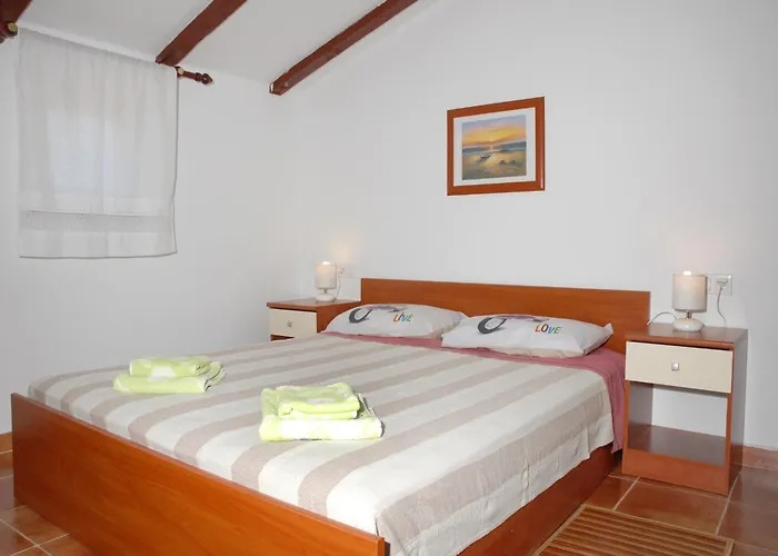 Charming Pool Near Feriehus Pula