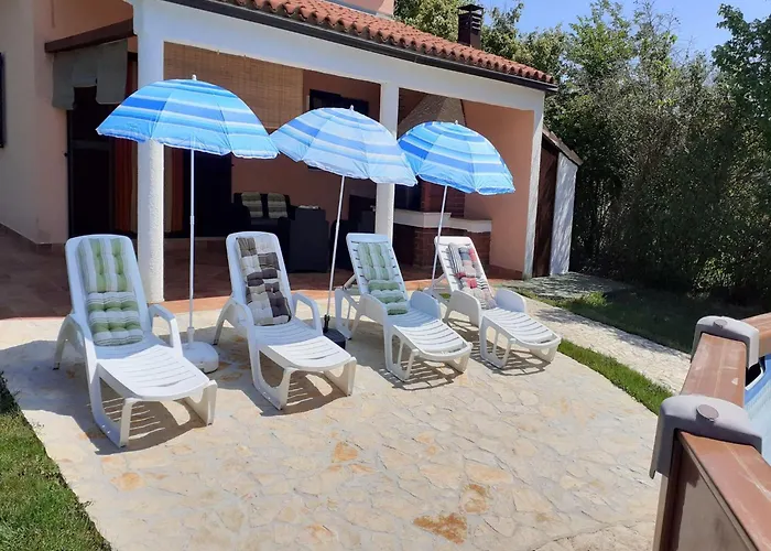 Feriehus Charming Pool Near *