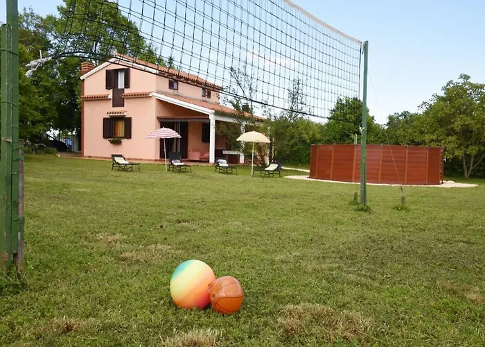 Feriehus Charming Pool Near *