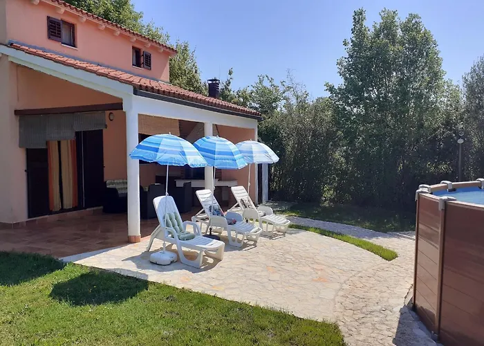 Feriehus Charming Pool Near